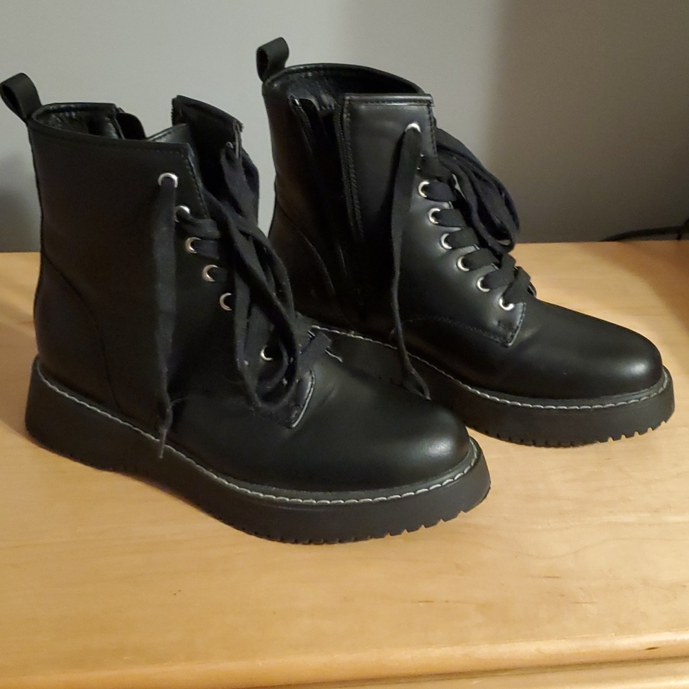 Madden Girl Kurrt zip up combat boot